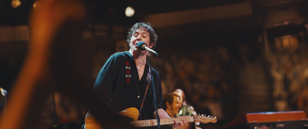 Bruce Springsteeniä esittävä Jeremy Allen White myös laulaa elokuvassa itse.