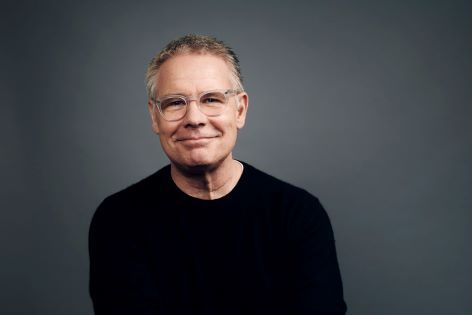 Saku Tuominen avaa uudessa kirjassaan oven viinien saloihin