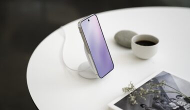 Pixelsnap Charger with Stand on yksi Googlen Pixel 10 -puhelimilleen tarjoamista magneettisen Qi2-latauksen lisävarusteista.