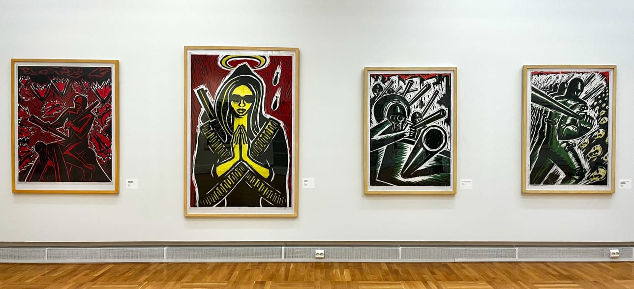 Antti Holman teoksia sodasta ja väkivallasta kahden vuosikymmenen ajalta: Öljyn hinta (2003), Ihminen (2021), God is on Our Side (2002) ja Demokratian vienti (2002).