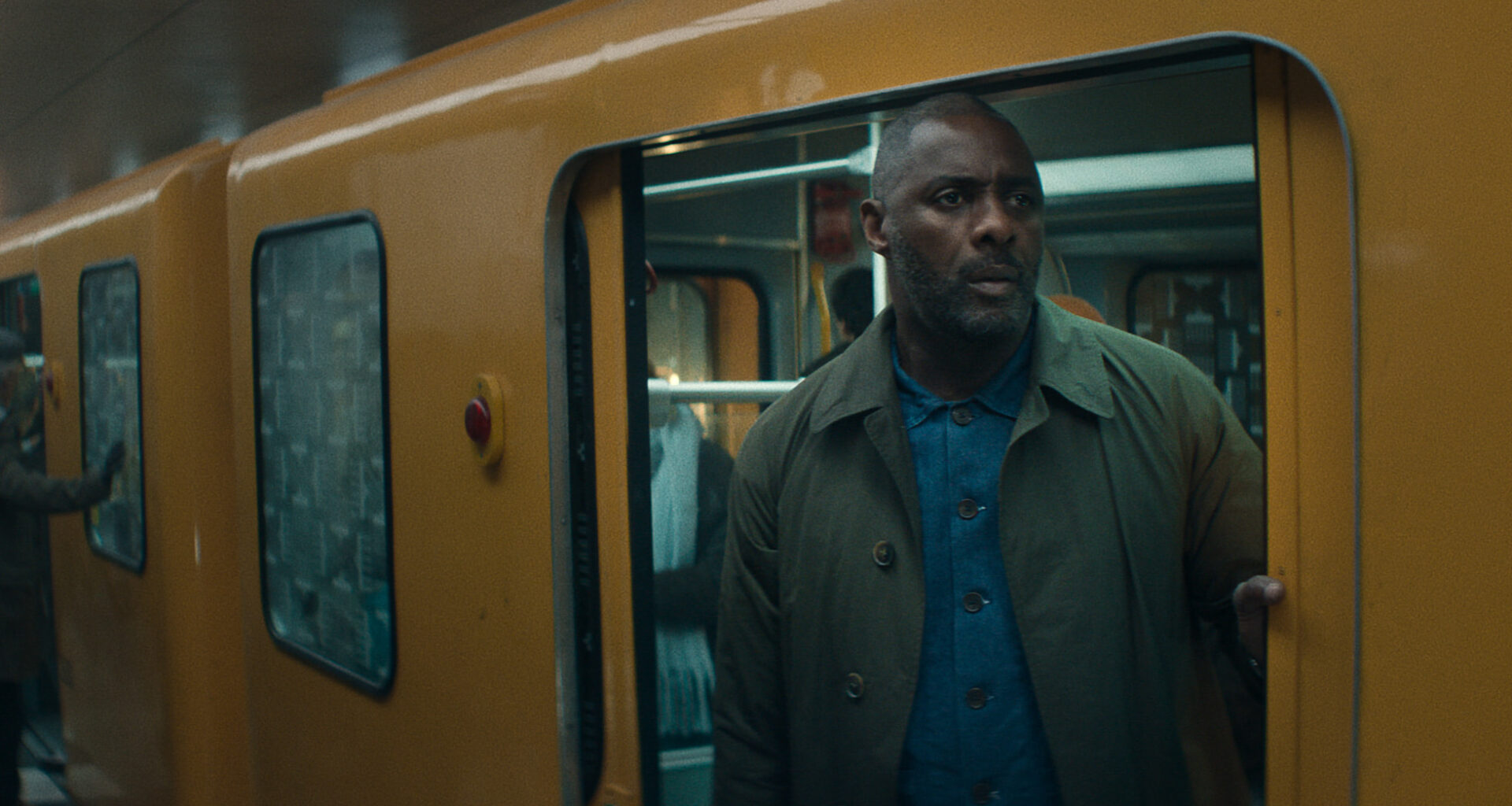 Idris Elba astuu pommijunaan - Applen laadukkaan trillerisarjan kakkoskausi sai trailerin