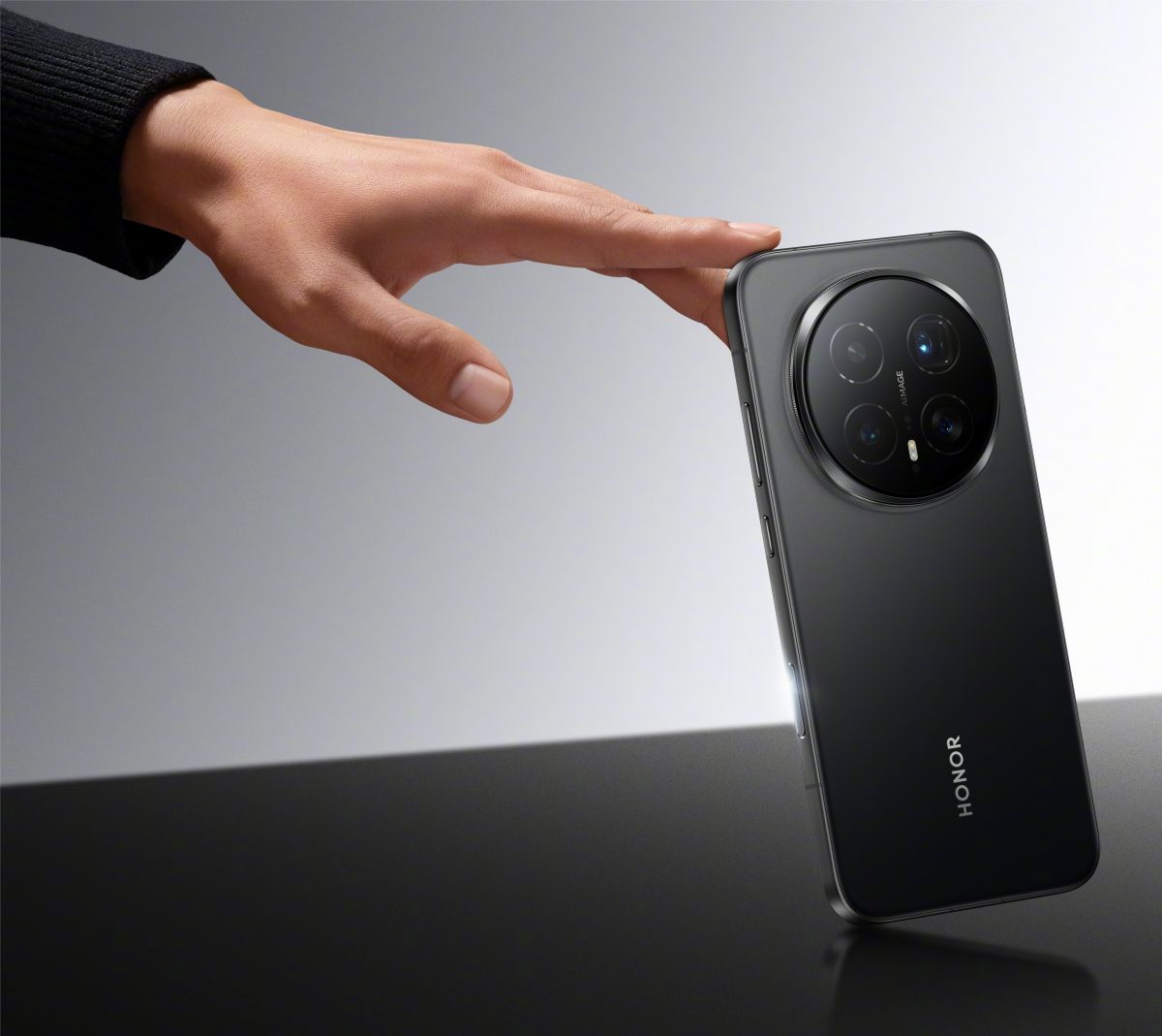 Honor Magic8 Pro mustana värivaihtoehtona.