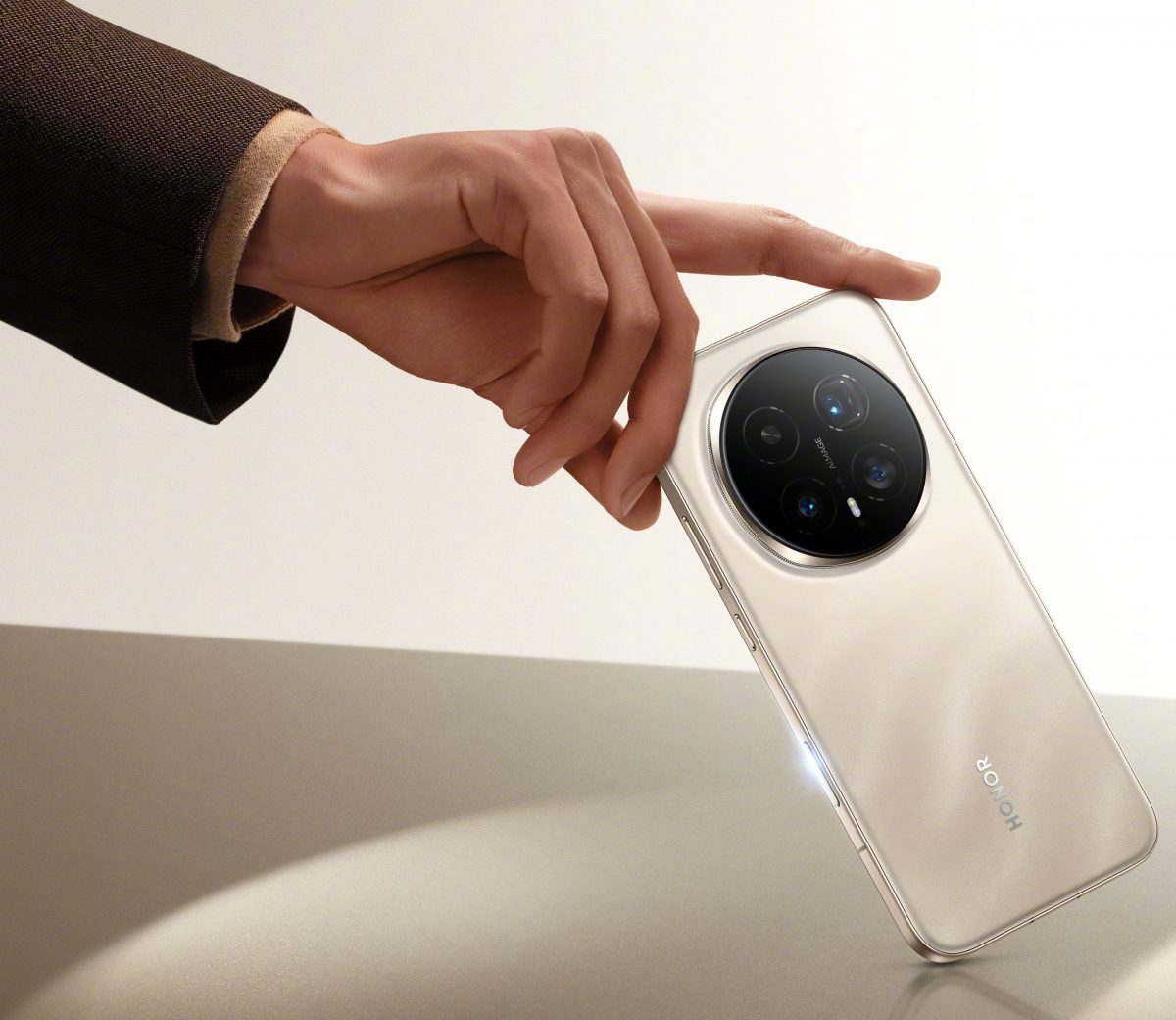 Honor Magic8 Pro kultaisena värivaihtoehtona.