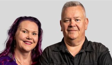 Aki ja Heli Palsanmäki nauravat kuvassa