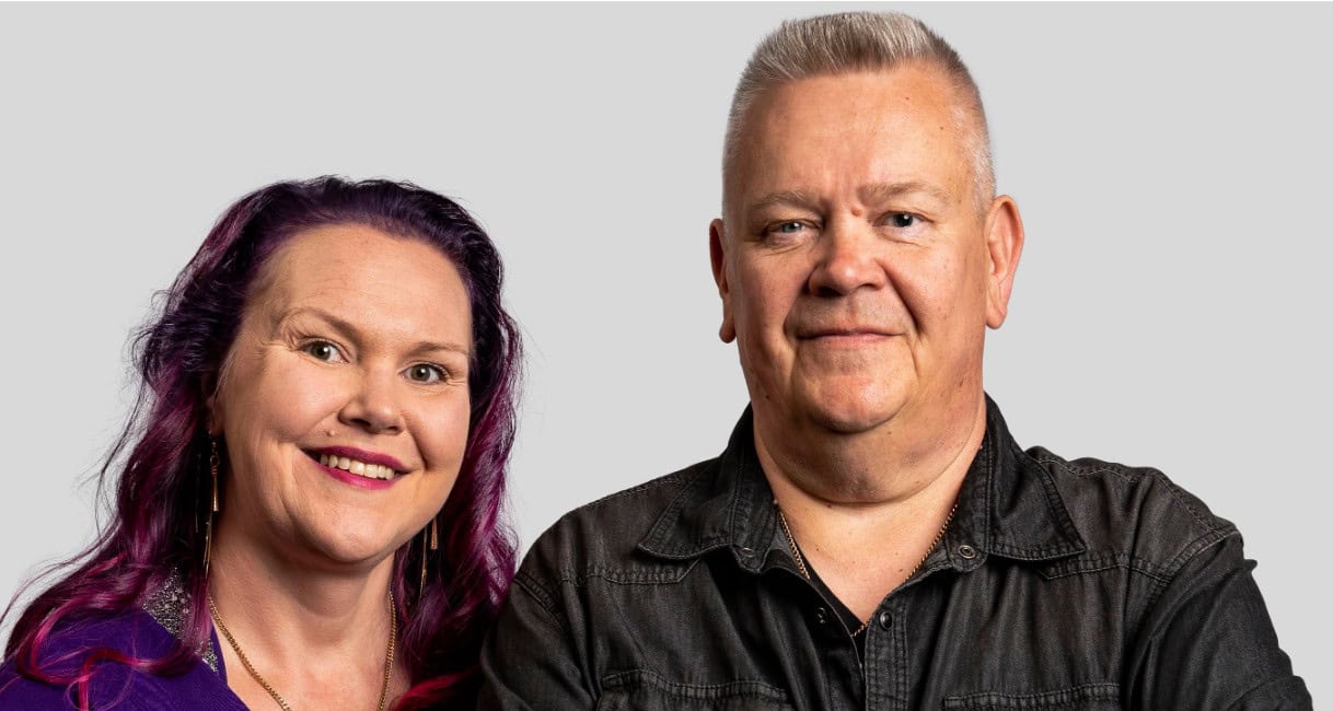 Aki ja Heli Palsanmäki nauravat kuvassa