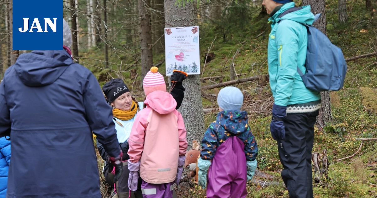Latumajan luontopolulla sukellettiin satujen maailmaan - Syyslomalaiset innostuivat perhepatikoinnista