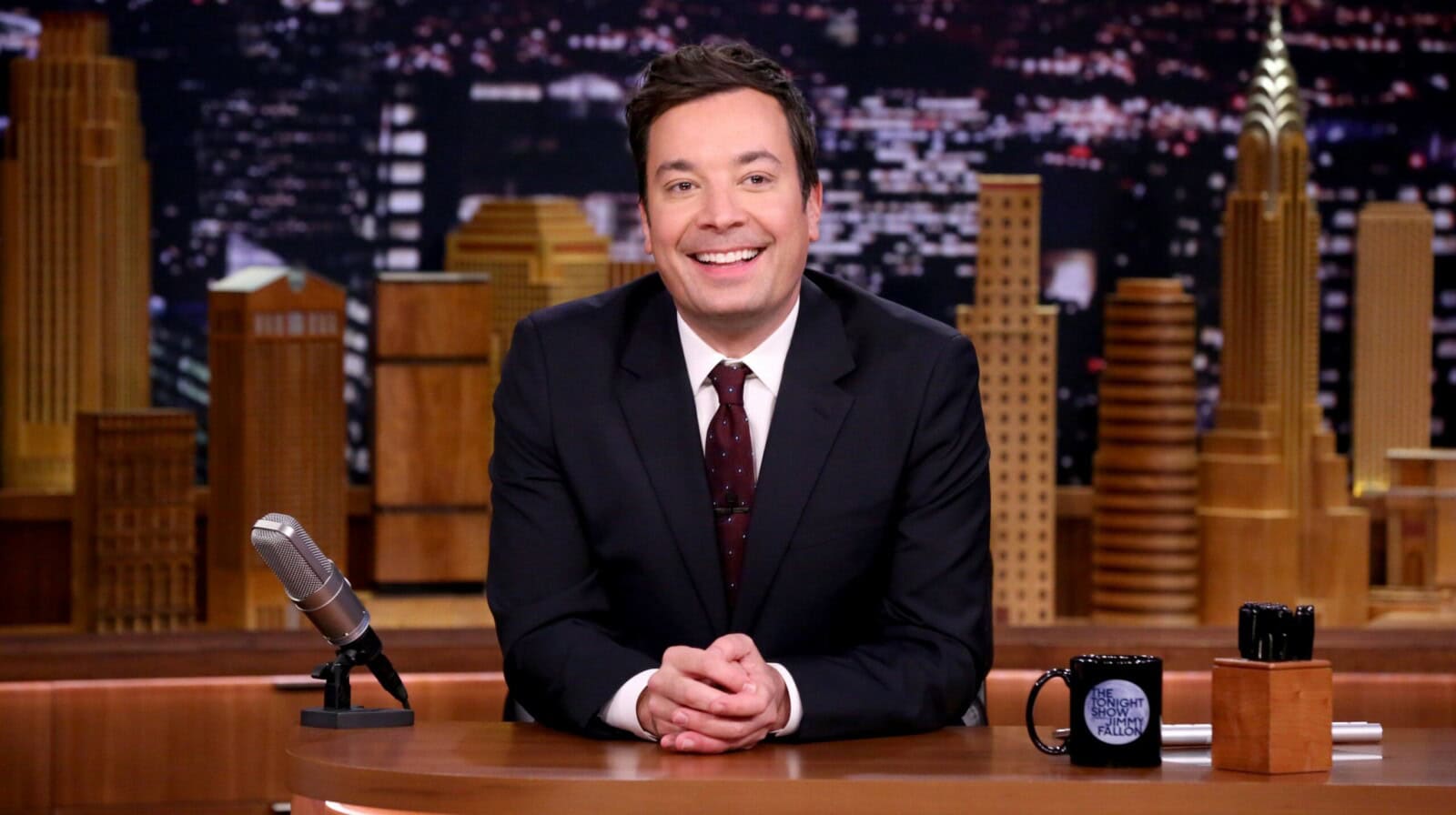 Jimmy Fallon aikoo välttää politiikasta puhumista omassa talk show'ssaan: "Pidän pääni alhaalla"