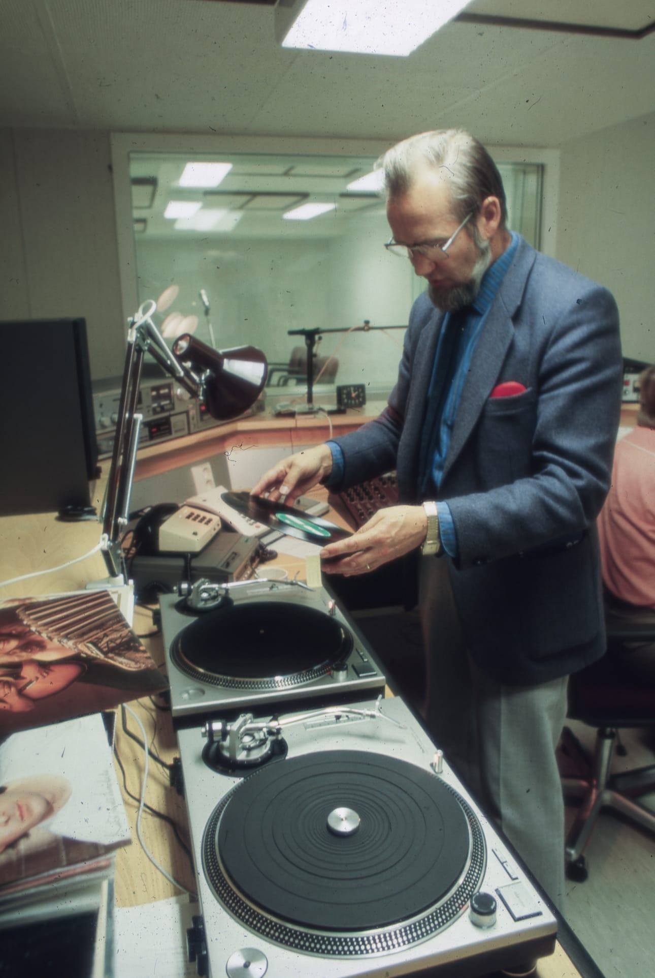 Radio Rukan toimittaja Veikko Puustjärvi valitsemassa musiikkia soitettavaksi LP-levyltä.