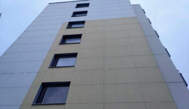 Simo pokaa naisia siellä missä ei pitäisi