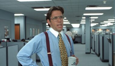 Tänään tv:ssä: Tunnistatko kuvan henkselimiehen? Vuoden 1999 komedia heräsi meemeissä henkiin