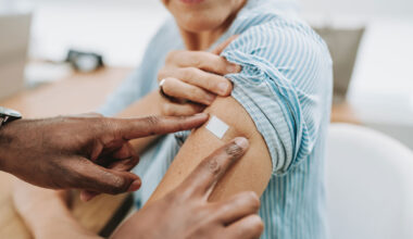 Koronarokote on osalle turha, sanoo THL:n Hanna Nohynek