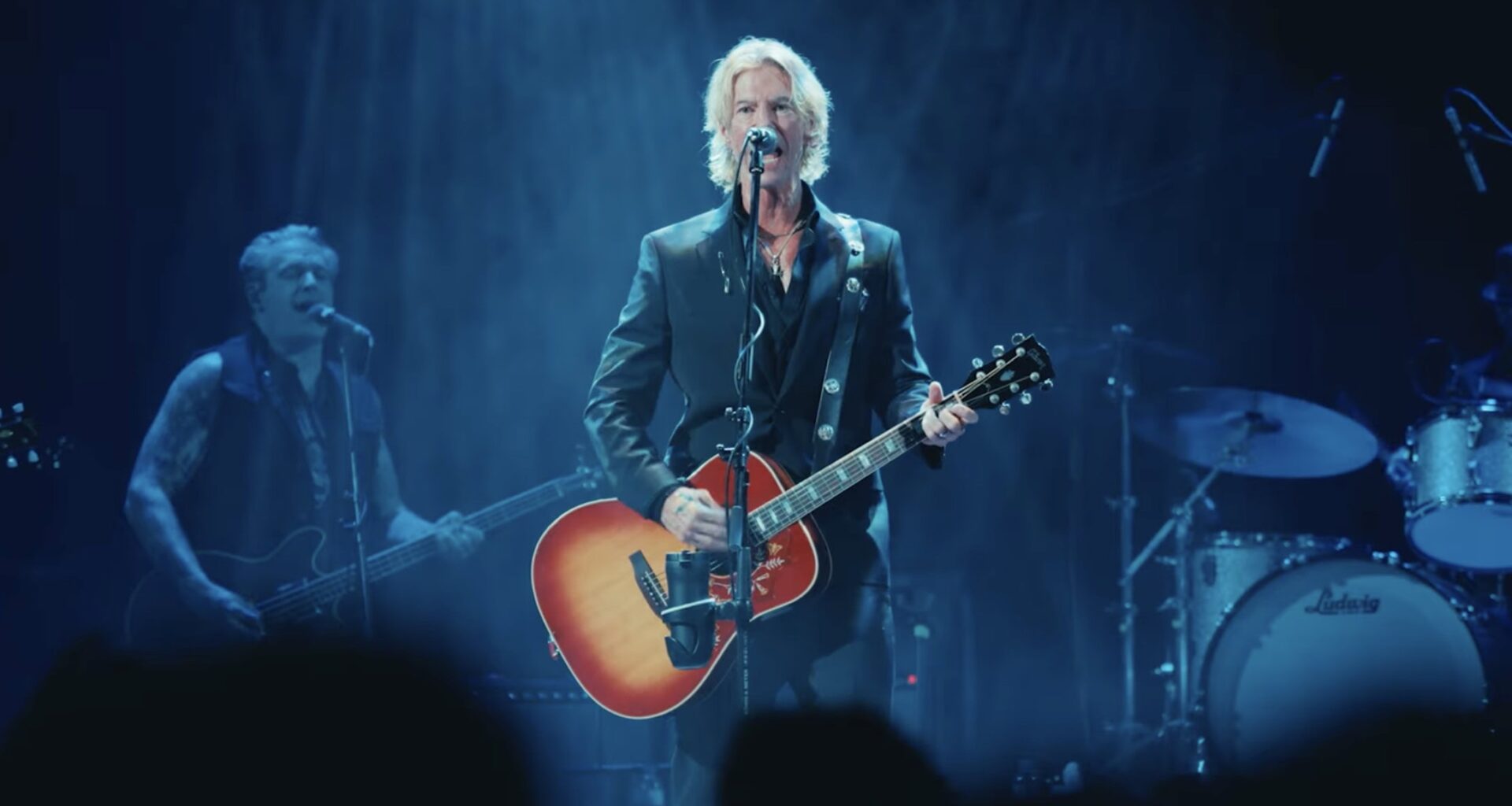 Duff McKagan esittelee keikkakuntoaan oman kappaleensa sekä aidon rockin ikivihreän kimpussa