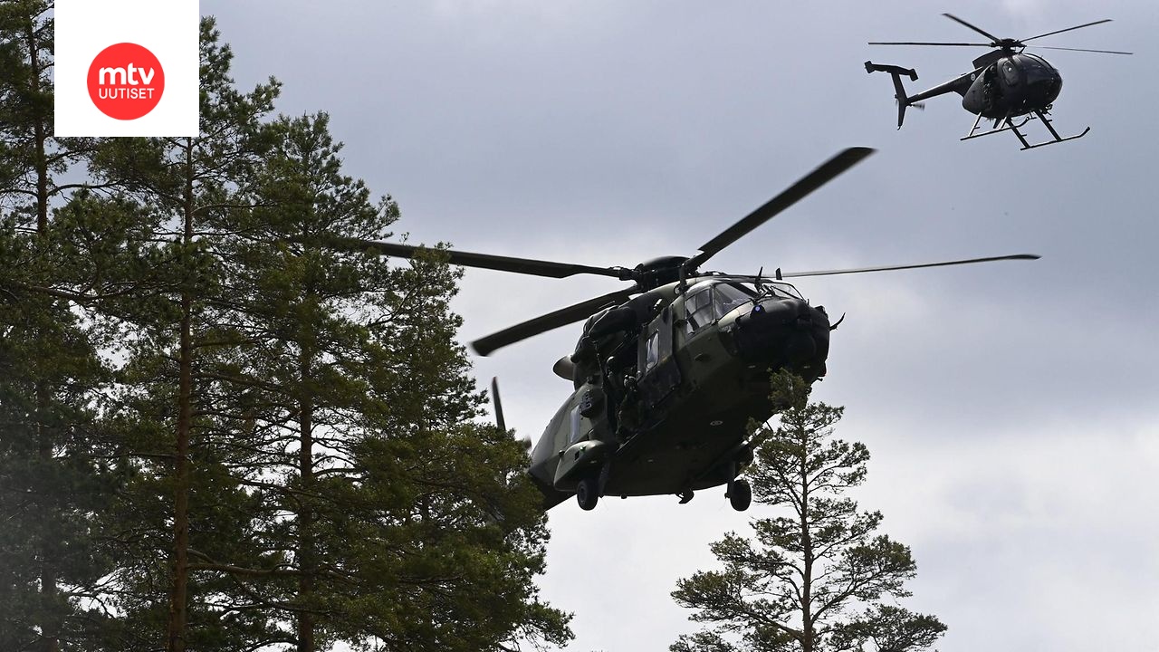 Utin jääkärirykmentti esitteli toiminnallista suorituskykyään Kouvolassa 10. kesäkuuta 2022. Kuvassa etualalla NH90 TTH -kuljetushelikopteri ja taustalla Hughes MD500 -kevythelikopteri.