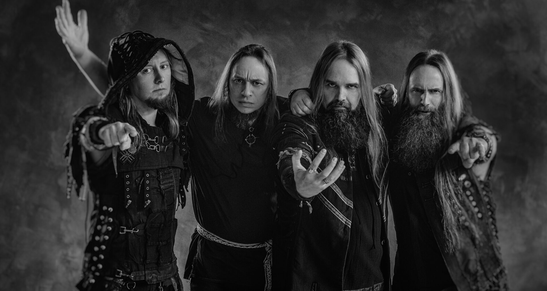 Peikkometallia kansalle, joka pimeydessä vaeltaa: Metsatöll saapuu kolmelle keikalle Suomeen