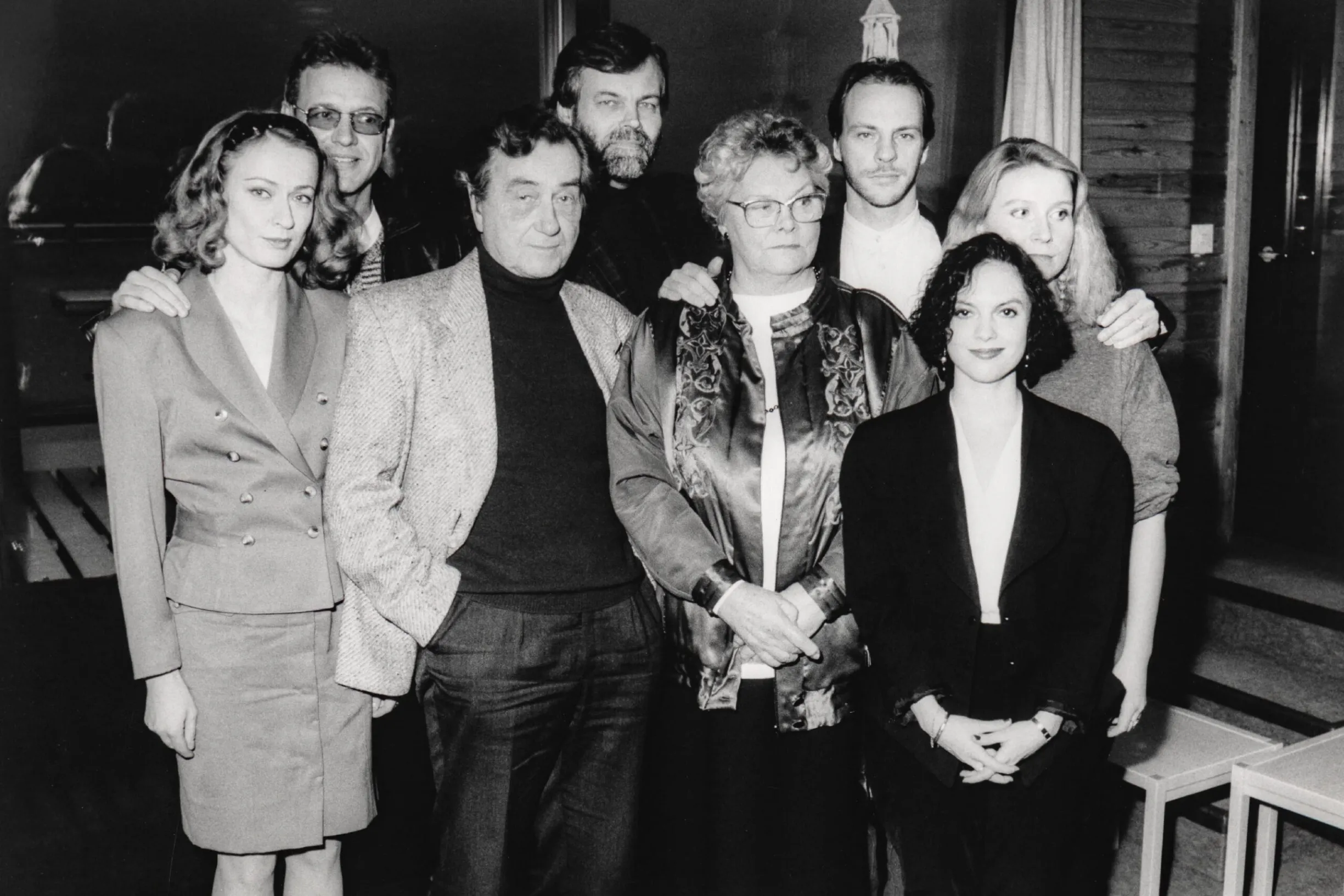 Metsoloiden perheen tarina kertoo 1990-luvun suomalaisesta elämästä ja todellisuudesta. Keskeisenä tapahtumapaikkana on Metsoloiden kotitila Leppävaara ja Hoikan kunta.