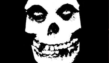 Millaista jälkeä syntyy, kun Avenged Sevenfold tarttuu Misfitsin tuotantoon? Senhän kuulemme tästä