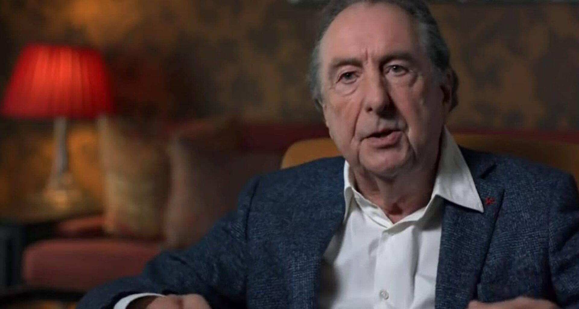 Monty Python -legenda Eric Idle: "Televisio on nykyään sitä, että yritetään bylsiä saarilla, visailuissa ja uutisohjelmissa"