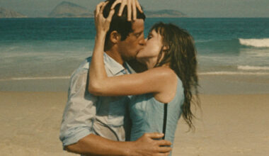 Sydney Sweeney Bond-tyylisiä elokuvia parodisoivan komedian uusintafilmatisointiin – Toimintakonkari ohjaksissa