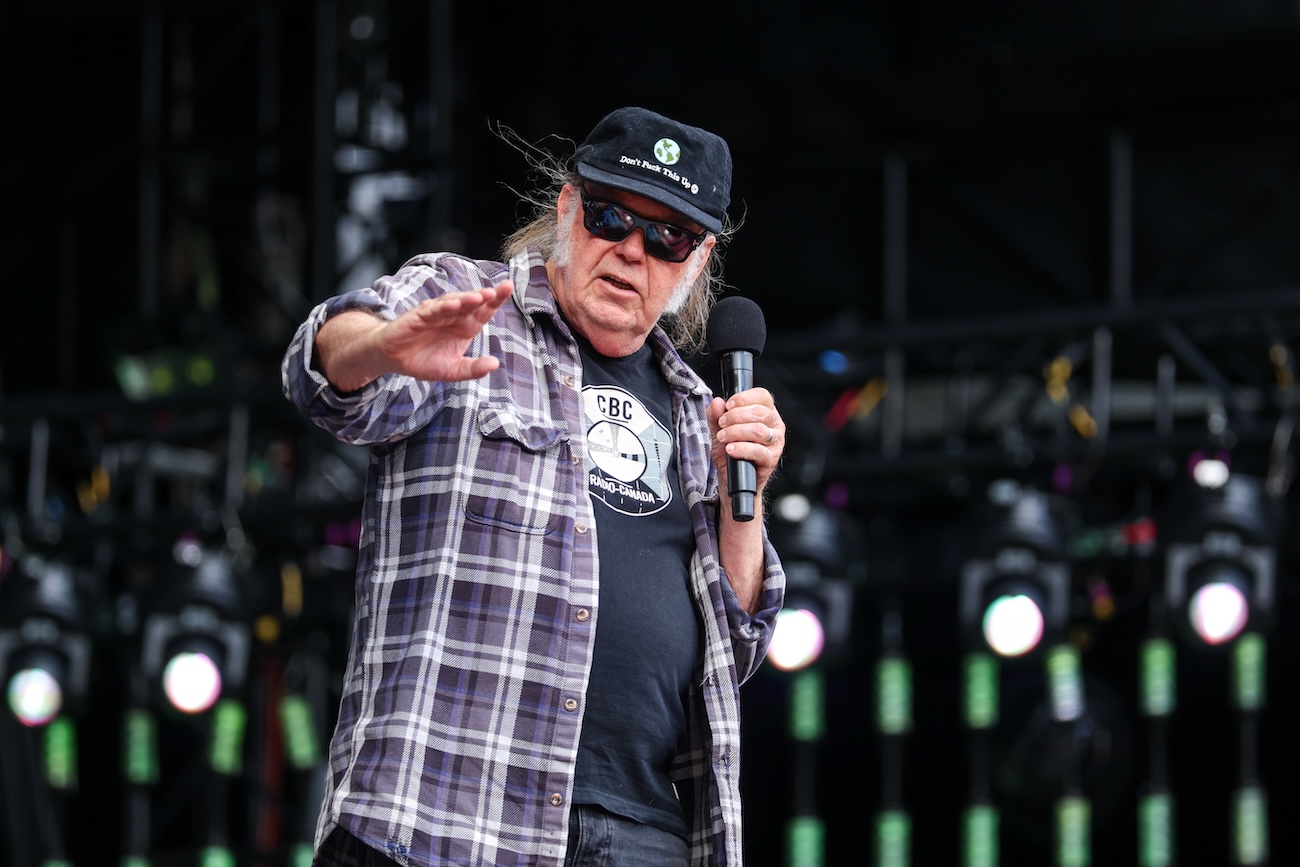 Neil Young vetää musiikkinsa pois Amazonista - "Bezos tukee nykyhallitusta"