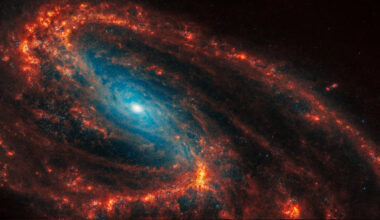 Galactusko se siellä? Avaruudesta löytyi runneltu galaksi, johon valtava taivaankappale on "kyntänyt" 20 000 valovuotta pitkän vanan