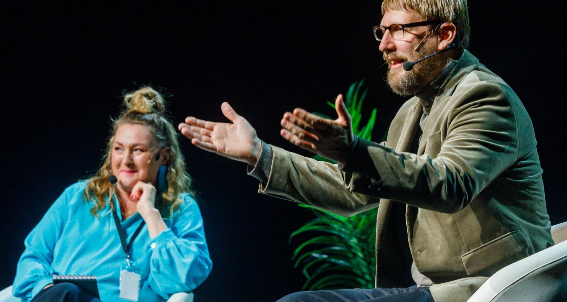 Kari Hotakainen kirjoitti näytelmän Kirjamessut, jossa haastattelu menee päin helvettiä