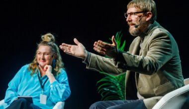 Kari Hotakainen kirjoitti näytelmän Kirjamessut, jossa haastattelu menee päin helvettiä