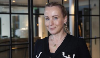 Noora Karmalta harvinainen kuva - esitteli 16-vuotiaan poikansa