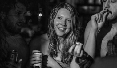 Tänään tv:ssä: Kotimainen uutuuselokuva vuodelta 2024 – Satu Tuuli Karhu ja koko näyttelijäkaarti palkittiin Jussi-pystillä