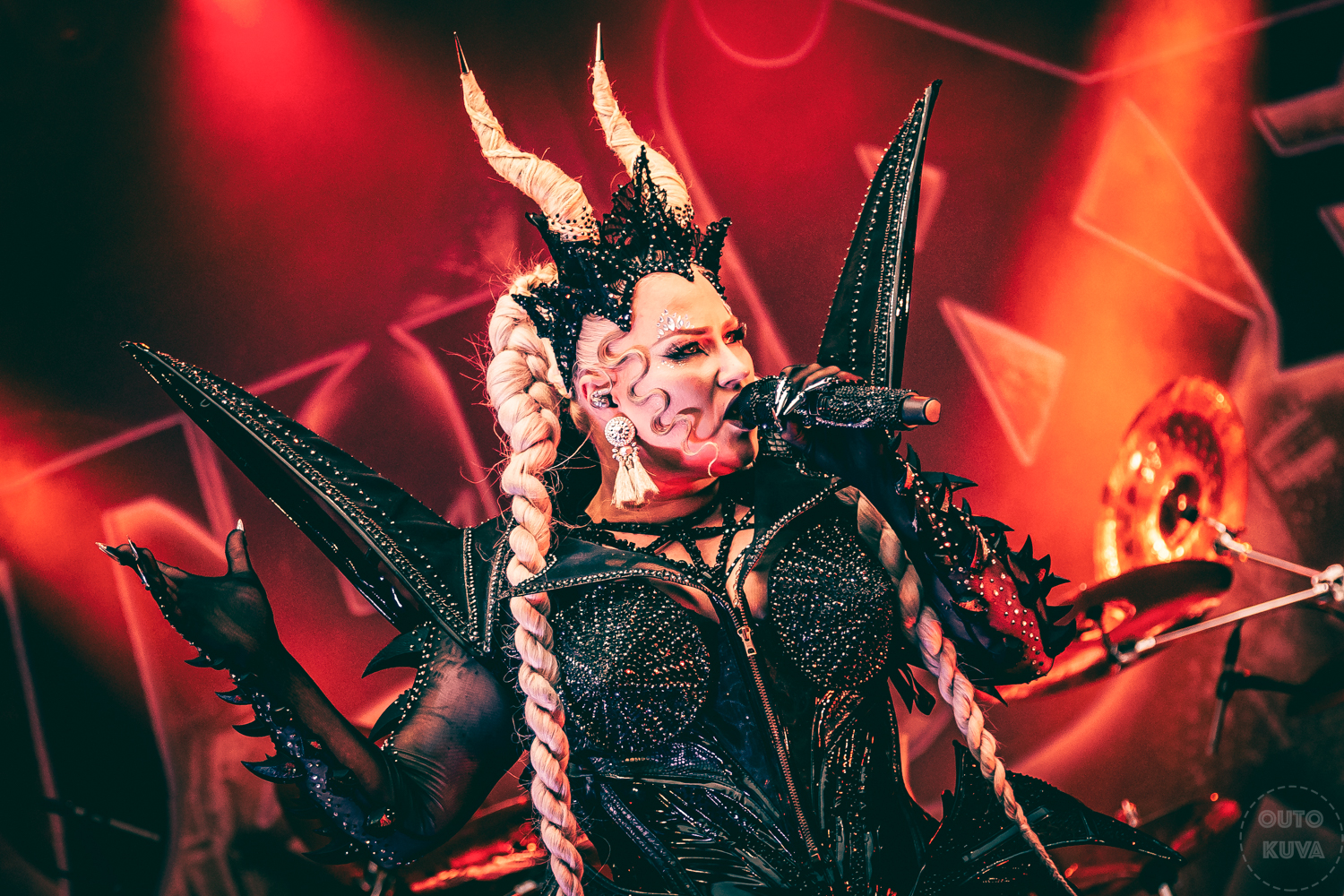 Noora Louhimo kertoo Battle Beastin voimaannuttavasta uudesta albumista