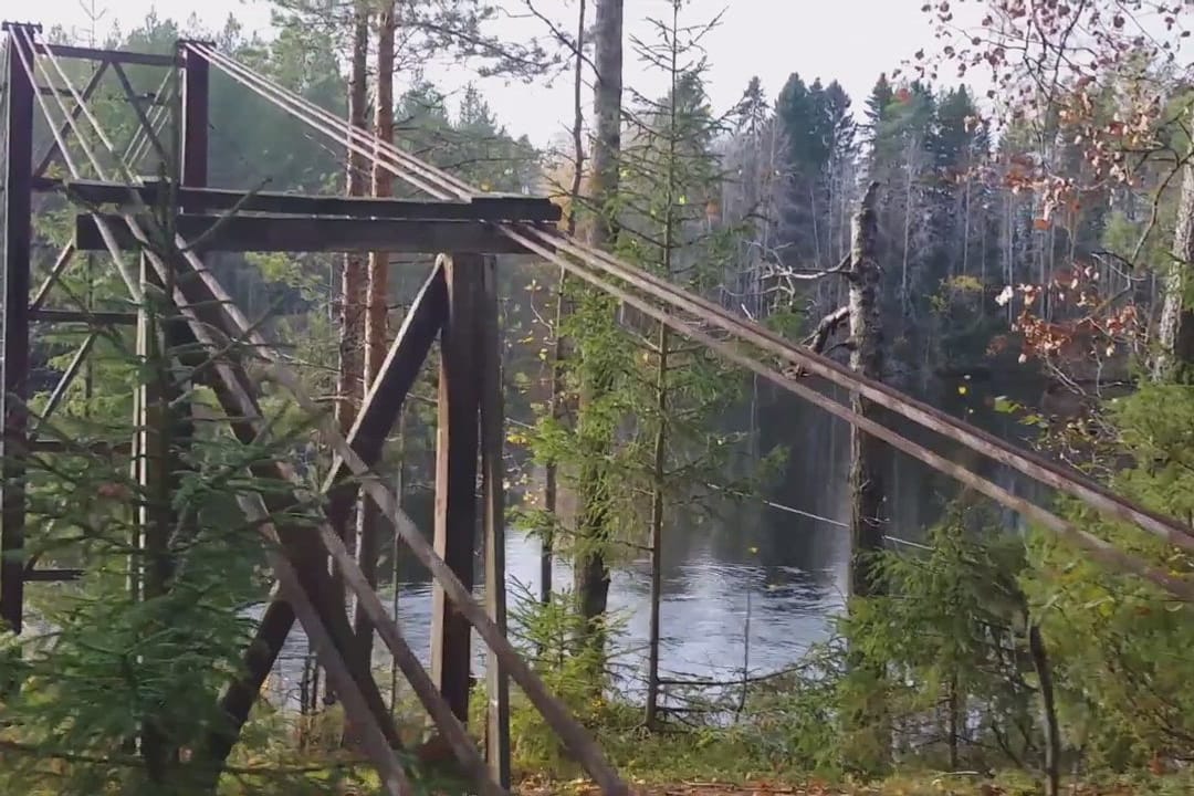 Vanha riippusilta josta muistot ja vaijerit jäljellä Oulujoen yli.