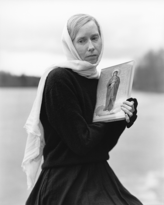 Nelli Palomäen valokuva Alexandra pitelee Jumalanäitiä