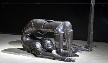 Fanny Varjo: Ritari, 2024, keramiikka.