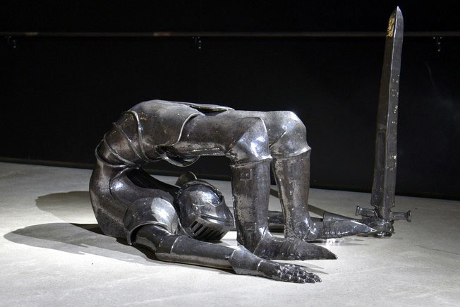 Fanny Varjo: Ritari, 2024, keramiikka.