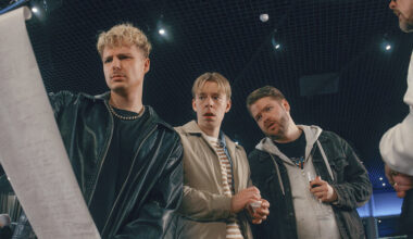 Weksi (Henry Weckström, vas.) Santtu (Santeri Hänninen) ja Niko (Niko Meuronen) uhkaavat elokuvassa tulla canceloiduiksi.