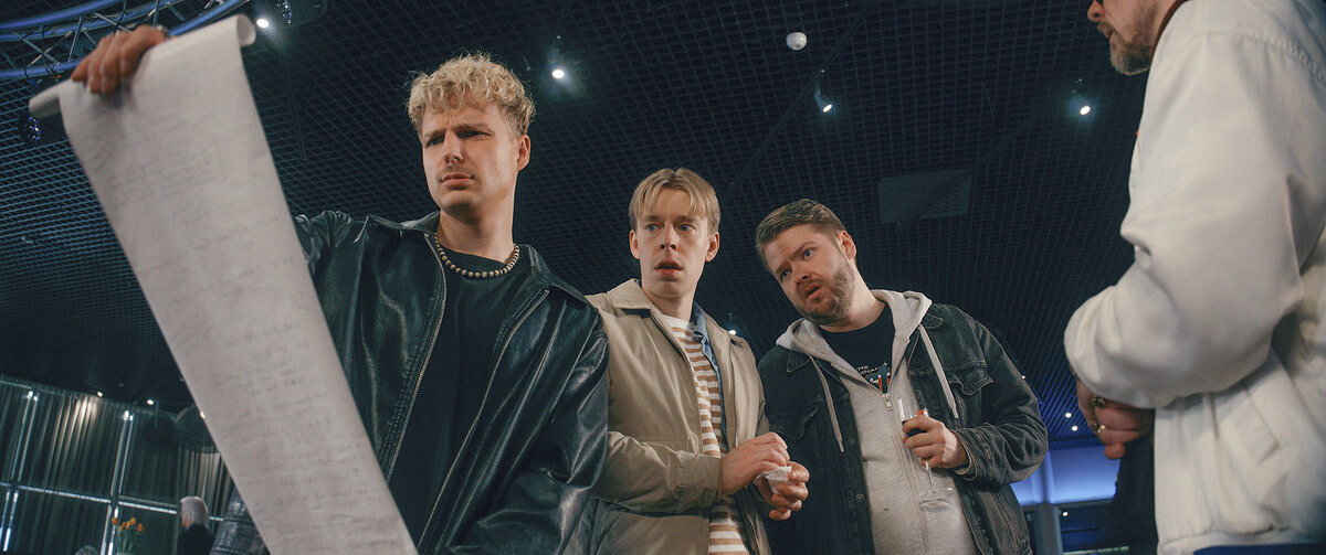 Weksi (Henry Weckström, vas.) Santtu (Santeri Hänninen) ja Niko (Niko Meuronen) uhkaavat elokuvassa tulla canceloiduiksi.