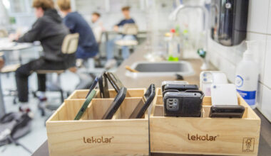 Osassa kouluista on käytössä kännykkäparkki, johon oppilaat tuovat puhelimensa odottamaan oppitunnin ajaksi. Joissakin kouluissa puhelimet kerätään pois koko päiväksi.