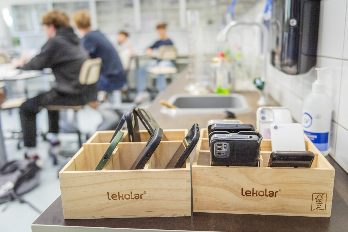 Osassa kouluista on käytössä kännykkäparkki, johon oppilaat tuovat puhelimensa odottamaan oppitunnin ajaksi. Joissakin kouluissa puhelimet kerätään pois koko päiväksi.