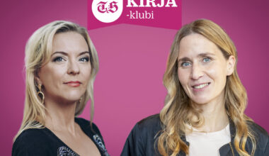 Sinikka Vuola (vas.) ja Helmi Kekkonen keskustelevat kirjoista ja kirjoittamisesta.