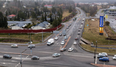 Ensimmäiset laitteet asennetaan tänä vuonna kantatielle 40 Turun Auranlaaksoon, valtatielle 3 sekä kantatielle 50. Fintrafficin tieliikenteenohjauksen palvelupäällikkö Eetu Karhunen kertoo tutkalaitteiden etuna olevan luotettava tieto, vaikka olosuhteet haastaisivat perinteiset mittausmenetelmät talvisaikaan. Myös vähäinen huollontarve tekee teknologiasta kustannuksiltaan tehokkaan ja luotettavan työkalun maanteiden liikenteenmittausten tueksi.