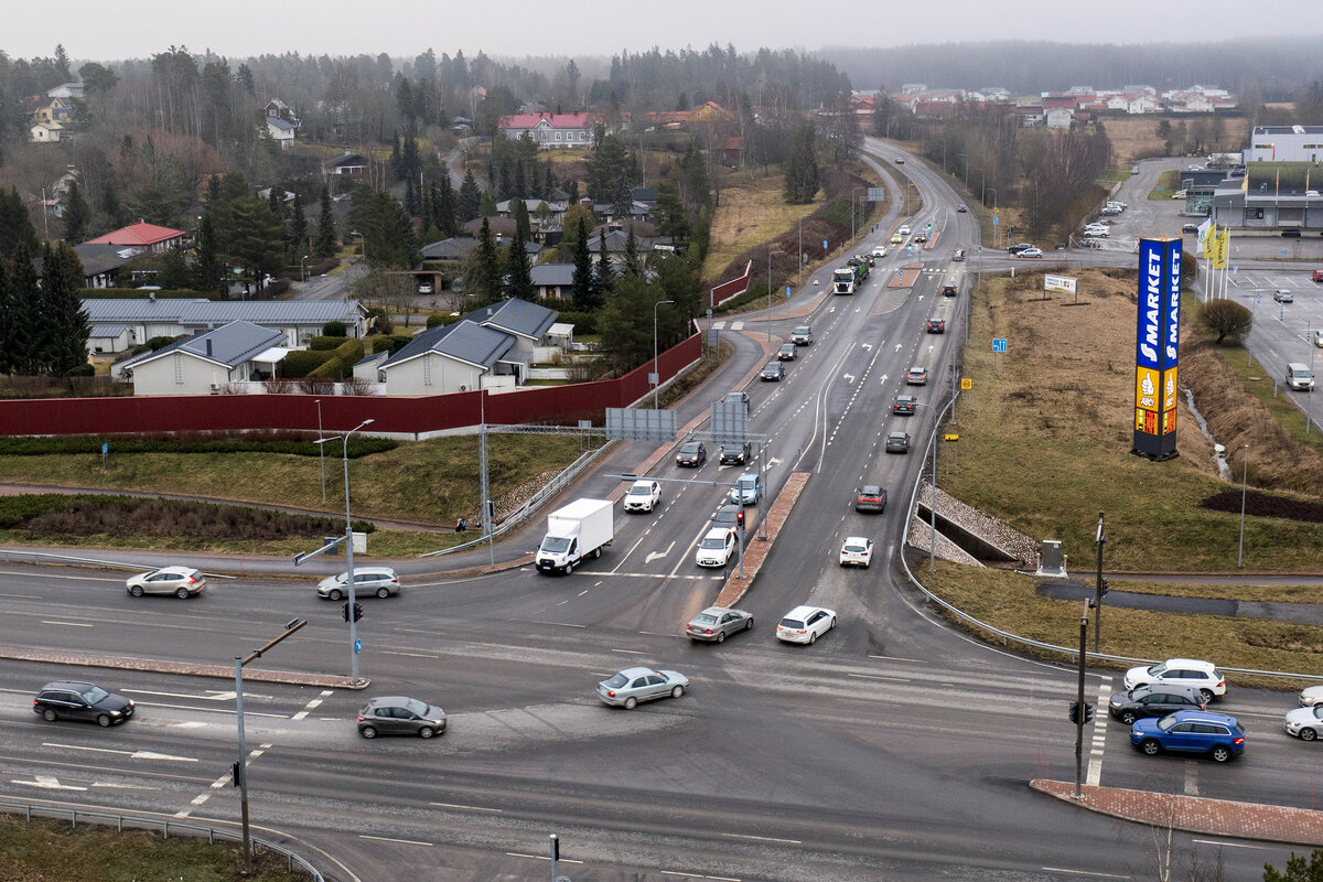 Ensimmäiset laitteet asennetaan tänä vuonna kantatielle 40 Turun Auranlaaksoon, valtatielle 3 sekä kantatielle 50. Fintrafficin tieliikenteenohjauksen palvelupäällikkö Eetu Karhunen kertoo tutkalaitteiden etuna olevan luotettava tieto, vaikka olosuhteet haastaisivat perinteiset mittausmenetelmät talvisaikaan. Myös vähäinen huollontarve tekee teknologiasta kustannuksiltaan tehokkaan ja luotettavan työkalun maanteiden liikenteenmittausten tueksi.