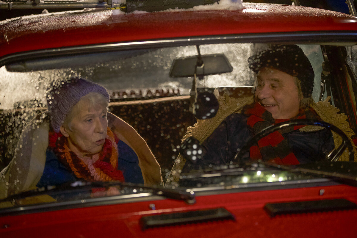 Isä (Tom Lindholm) ja äiti (Tuija Ernamo) päättävät karata tutulla Ladalla Lappiin jouluksi.