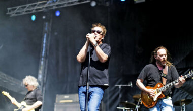 Juha Torvisen (vas.), Martti Syrjän ja Pantse Syrjän Eppu Normaali esiintyi kesällä 2019 Karjurockissa.