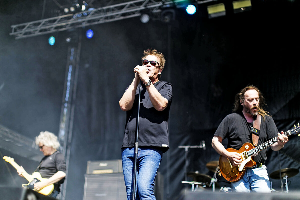 Juha Torvisen (vas.), Martti Syrjän ja Pantse Syrjän Eppu Normaali esiintyi kesällä 2019 Karjurockissa.