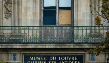 Varkaat rikkoivat taidemuseo Louvren ikkunan.