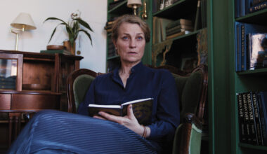 Jonna Järnefelt näyttelee ammattietiikkaansa venyttävää psykoterapeuttia, joka alkaa tuntea kummaa vetoa vastaanotollaan käyvän nuoren naisen väkivaltafantasioihin.