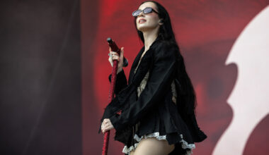 Poppia, metallia, elektronista soundia ja performanssitaidetta sekoitteleva Poppy saapuu Suomeen