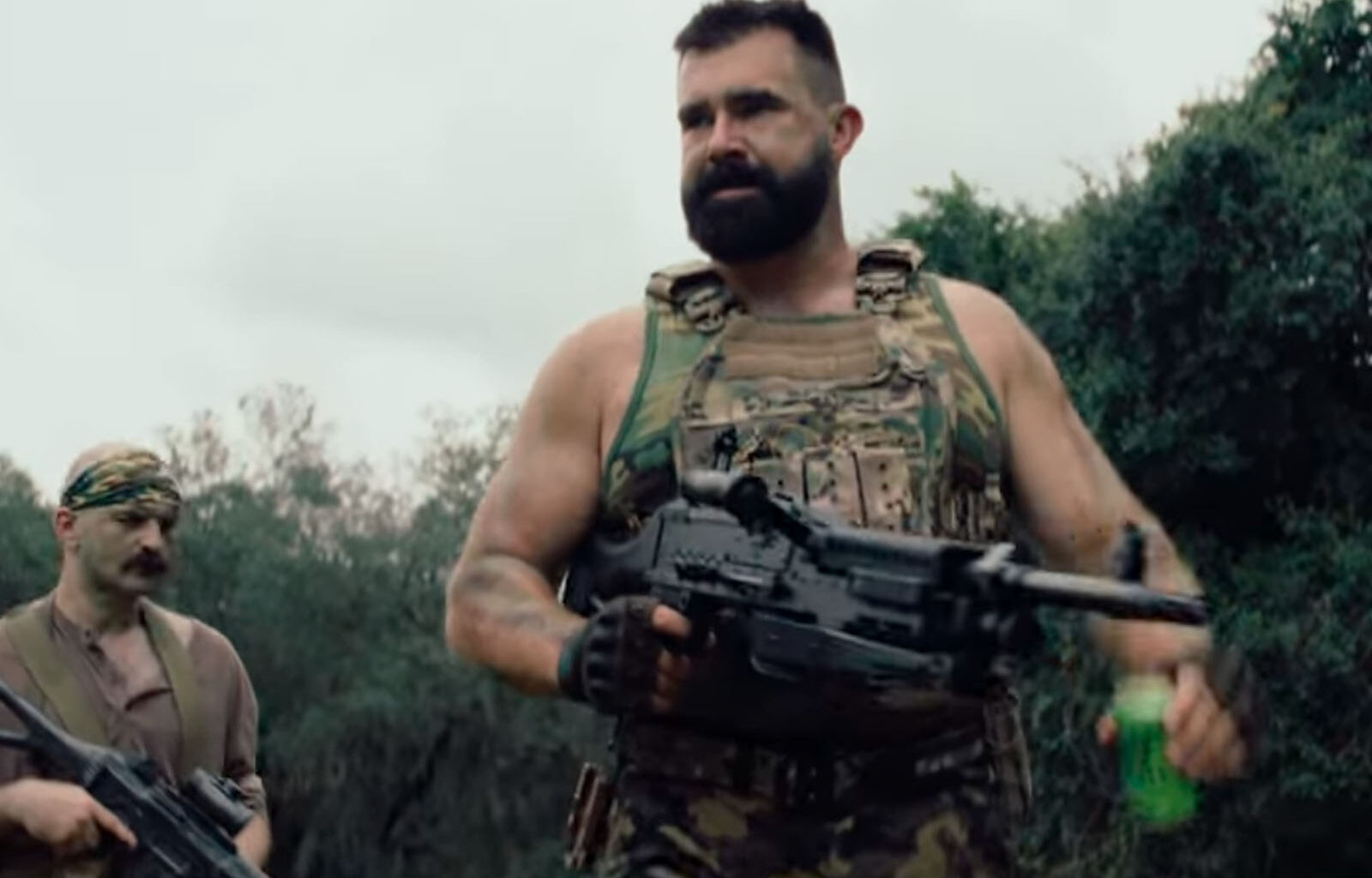 Olutmainos Predator-elokuvan tyyliin ja pääosassa jenkkifutistähti - Eihän tätä voi kuin rakastaa