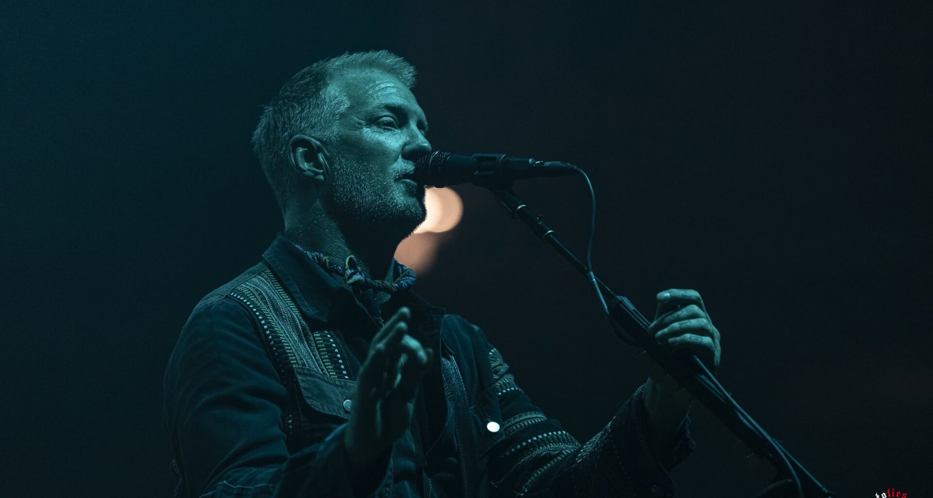 "Olemme vihaisia, turhautuneita ja järkyttyneitä" – QOTSA perui Saksan-keikkansa, julkaisi ärtyneen viestin