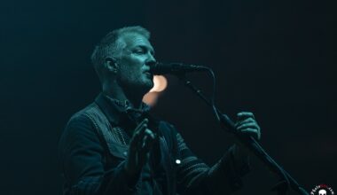 "Olemme vihaisia, turhautuneita ja järkyttyneitä" – QOTSA perui Saksan-keikkansa, julkaisi ärtyneen viestin