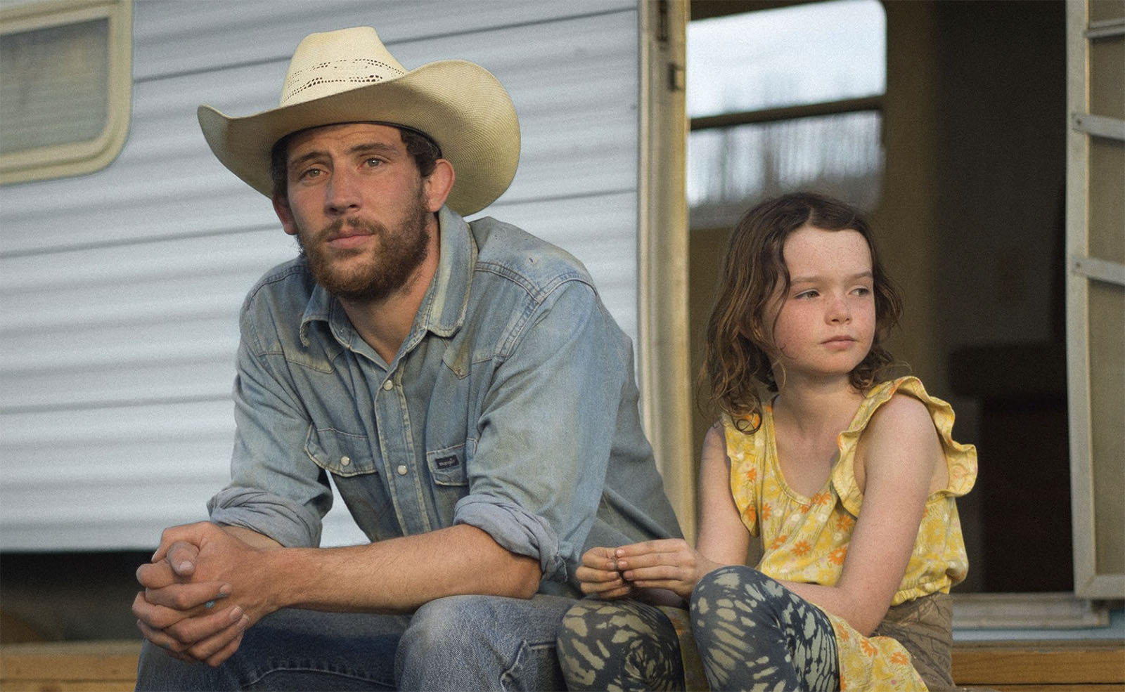 Josh O’Connor rakentaa elämänsä uudelleen kun maatila tuhoutuu tulipalossa – Katso Rebuilding-elokuvan traileri täältä